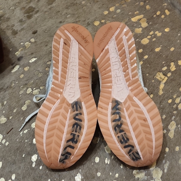 Saucony Women's Freedom ISO 2 Running Shoes - White and Pink - Picture 3 of 8